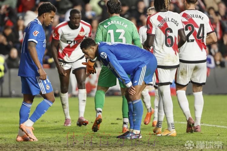 马卡：皇马中场失去往日的节奏 传球路线都在边路